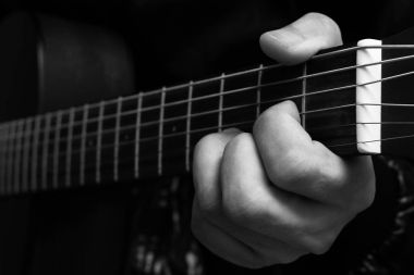 müzisyen sol el akor gitar klavye üzerinde oynama