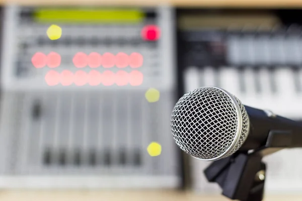 Dynamisk mikrofon på digital studio mixer bakgrund för inspelning av musik, radio, tv sänder koncept — Stockfoto