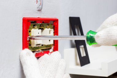 eller elektrikçi elektrik prizine fiş duvara tespit tornavida kullanın