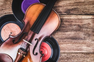 Klasik keman ve eski ahşap masa, müzik arka plan için vintage filtre kayıtları