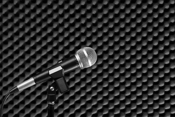 Dinamik mikrofon akustik kurulu arka planda kayıt stüdyosu — Stok fotoğraf