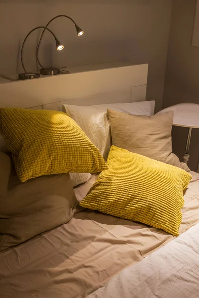 Cojín y almohada en la cama, dormitorio acogedor —  Fotos de Stock