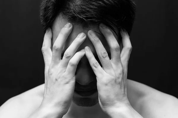 Asiatique bel homme en noir et blanc émotion portrait photo / sentir triste, maux de tête et seul sur fond sombre — Photo