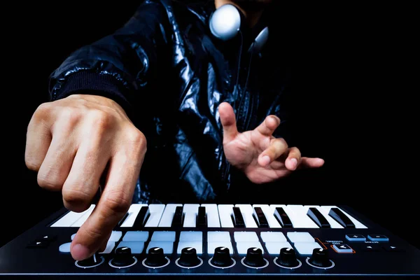 Professionell musiker eller Dj händer spelar studio klaviatur synthesizer — Stockfoto