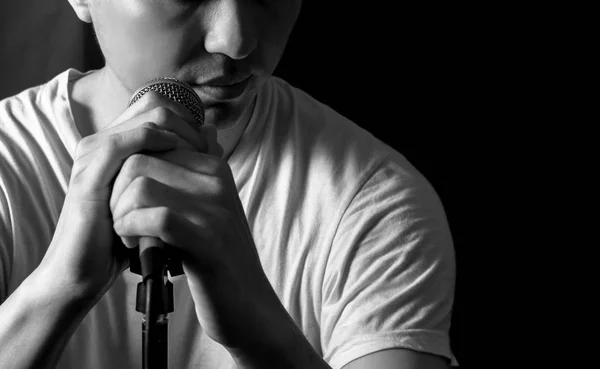 Emoción retrato de asiático masculino cantante celebración de micrófono — Foto de Stock