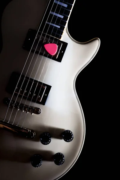 Picareta rosa com guitarra elétrica branca — Fotografia de Stock