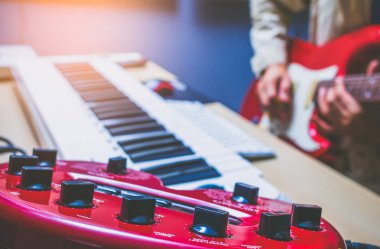müzisyen kayıt elektro gitar Studio, Ses sinyal işlemci donanım düğmeleri odaklanmak