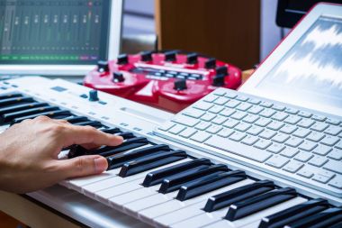 Erkek el beste ve kavram düzenleme müzik için ses stüdyo aletleri üzerinde çalışıyor