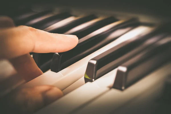 Masculino músico dedos tocando no piano chaves — Fotografia de Stock