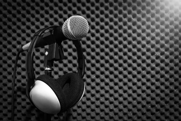mikrofon ve kulaklık üzerinde akustik kurulu arka planda kayıt stüdyosu