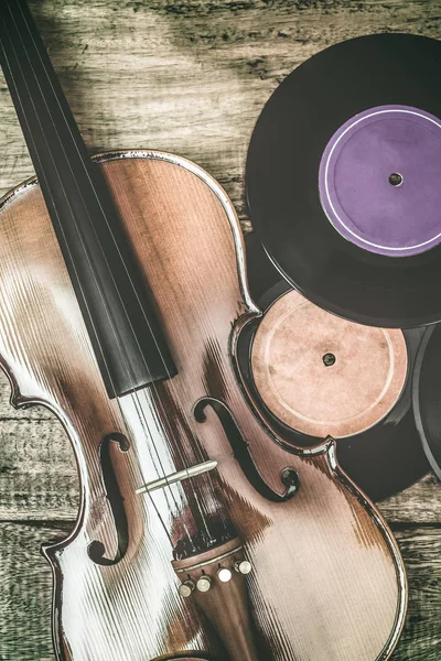 Klassisk fiol & poster på gamla träbord — Stockfoto
