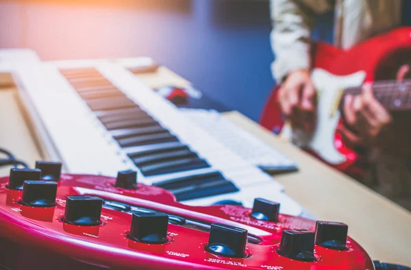 Musicien enregistrement guitare électrique en studio, accent sur les boutons d'équipement de processeur de signal audio — Photo