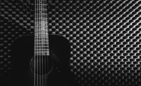 Chitarra acustica in studio di registrazione per sottofondo musicale — Foto Stock