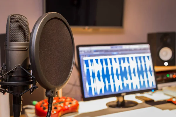 Microphone à condensateur en enregistrement numérique, montage, diffusion, podcast ou studio de radio en ligne — Photo