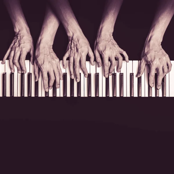 Пять рук, играющих на клавишах фортепиано, черно-белые — стоковое фото