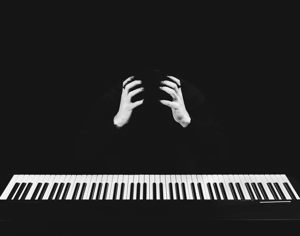 Голова, грустная и неудачная пианистка — стоковое фото