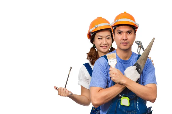 Grappige gelukkige Aziatische paar met het repareren van hulpmiddelen, geïsoleerd op wit voor Home Improvement, renovatie instellen en Diy concept — Stockfoto