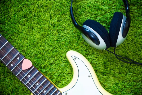 Pembe çekme elektro gitar ve kulaklık yeşil ile — Stok fotoğraf