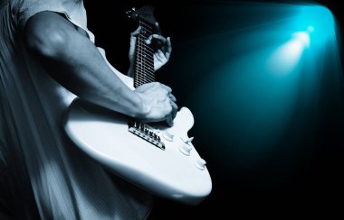 müzisyen spot ile sahnede elektro gitar çalmak