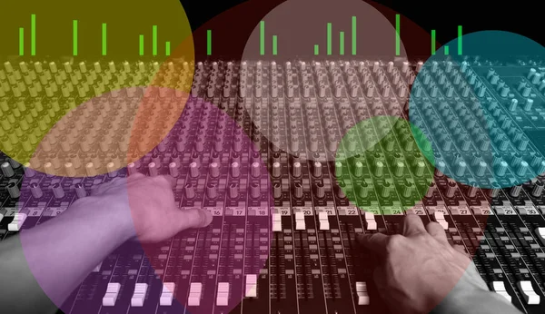 Kezében a hangmérnök, felvétel studio keverő & színes bokeh a zenei aláfestés dolgozik — Stock Fotó