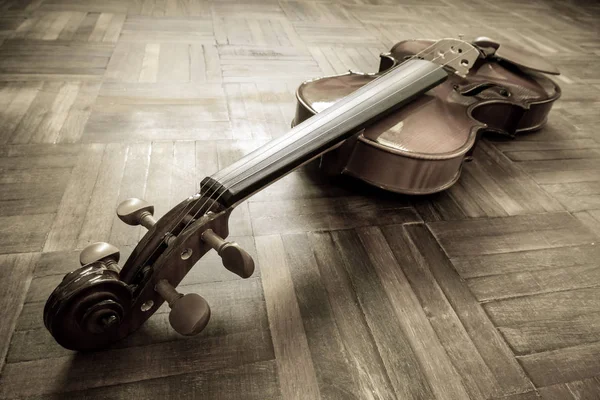 Vintage klassiskt fiol på trägolv — Stockfoto