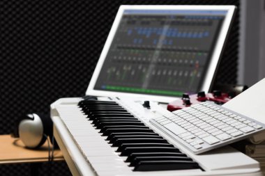 erkek ses stüdyo aletleri müzik üretim için çalışan, birçok parçalardan oluşan ve kavram düzenlenmesi eller