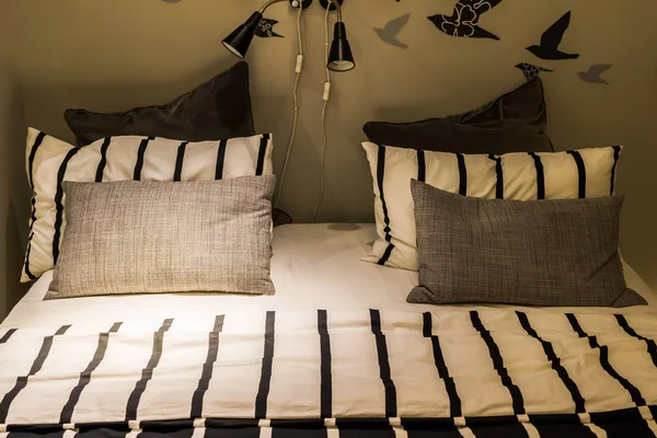 Cojín y almohada en la cama, dormitorio acogedor —  Fotos de Stock