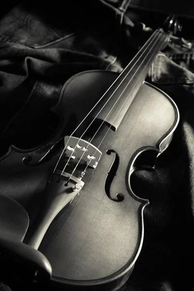 Violin on denim jeans — Stock Photo, Image