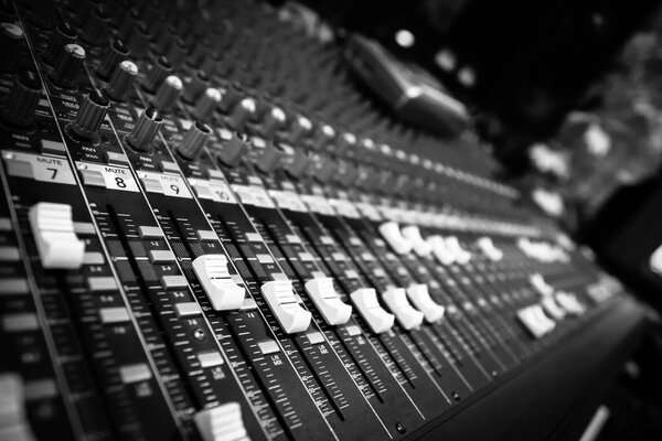 Музыкальный и студийный микшер, звуковой микшер
