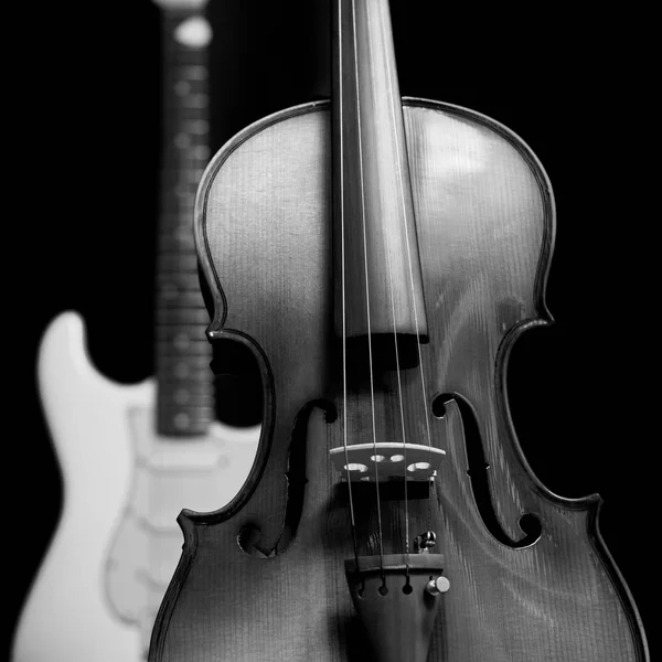 Vintage κλασικό βιολί & ηλεκτρική κιθάρα, απομονώνονται σε μαύρο — Φωτογραφία Αρχείου
