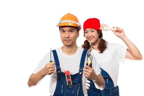 Grappige gelukkige Aziatische paar met het repareren van hulpmiddelen, geïsoleerd op wit voor Home Improvement, renovatie instellen en Diy concept — Stockfoto