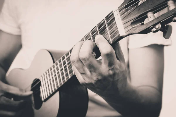 Музичні руки грають на акустичній гітарі — стокове фото