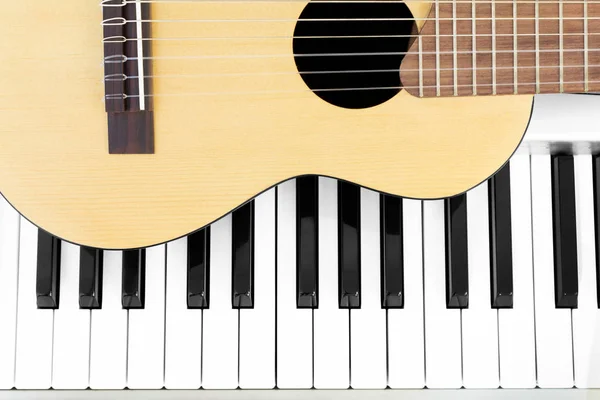 Akustická kytara a klavír — Stock fotografie