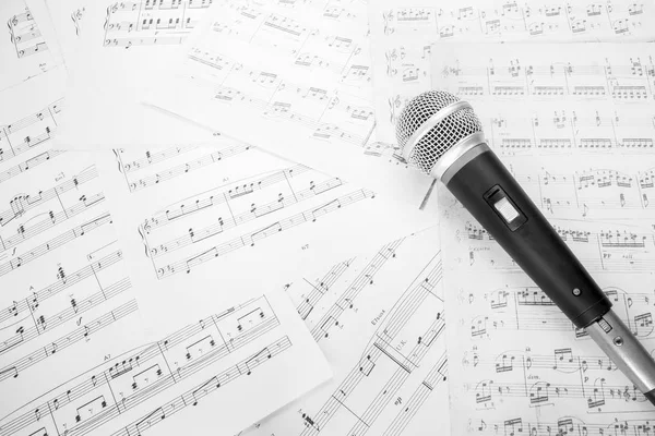 Dynamic microphone on music sheet — Stock Photo, Image