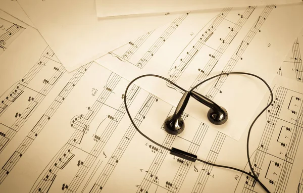 Słuchawki na wygląd arkusza muzyki jak serce — Zdjęcie stockowe