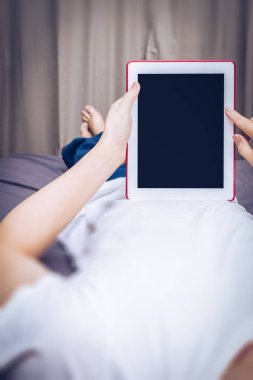 adam bilgisayar tablet yatağa arka plan için kullanma.