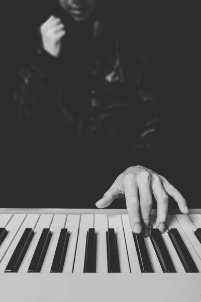 Mãos músico tocando em teclas de piano — Fotografia de Stock