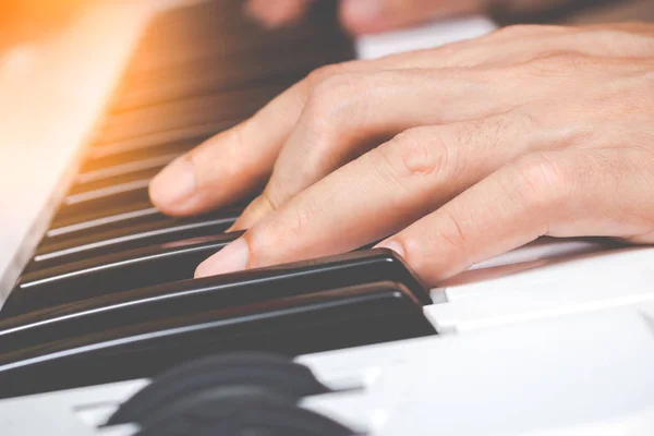 Manliga musiker fingrar spelar på pianotangenter — Stockfoto