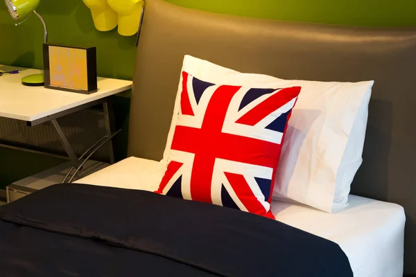 Almohada en cama individual, diseño moderno para adolescente —  Fotos de Stock
