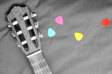 akustik gitar ve B&W kumaş süreci için arka plan üzerinde renkli çekmeler