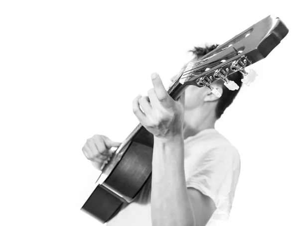 Asiatico musicista giocare acustica chitarra — Foto Stock