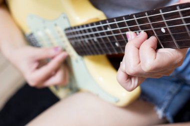 kadın genç müzisyen elektro gitar çalmak