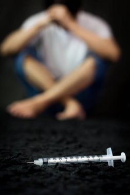 uyuşturucu bağımlısı ve katta narkotik şırınga
