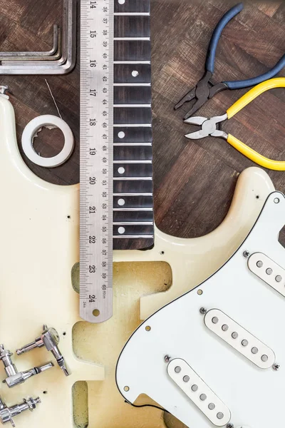 Gula elgitarr på trä i reparation & instrumentmakare workshop, fastställande & musical instrument reparation koncept — Stockfoto