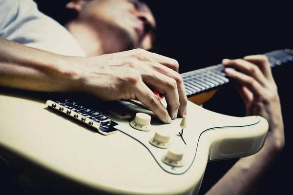 Männlicher Musiker spielt E-Gitarre — Stockfoto