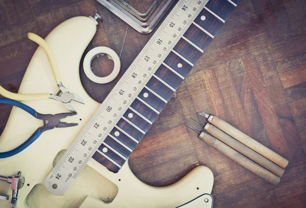 Sarı elektro gitar tamir ve luthier atölye, sabitleme ve müzikal ahşap üzerinde araç tamir kavramı — Stok fotoğraf