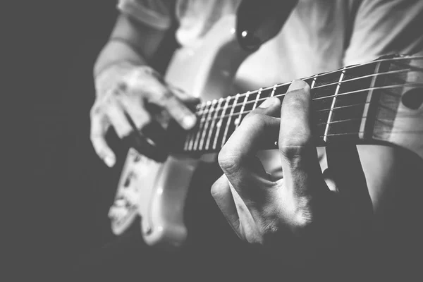 Músico masculino tocando la guitarra eléctrica — Foto de Stock