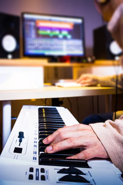 Asiático arranjador mãos trabalhando no teclado no estúdio de gravação para música conceito de produção — Fotografia de Stock