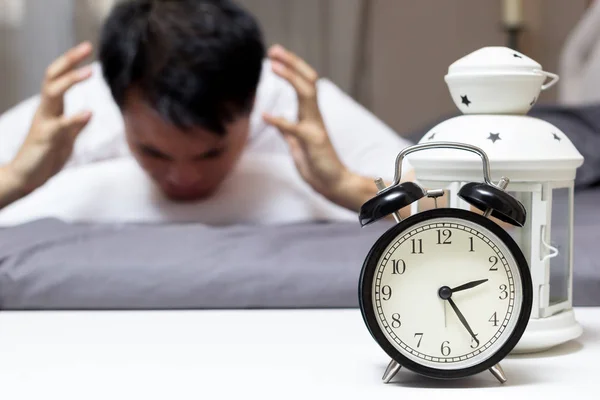 Asiatique homme dans lit souffrant insomnie et sommeil trouble penser à son problème la nuit — Photo