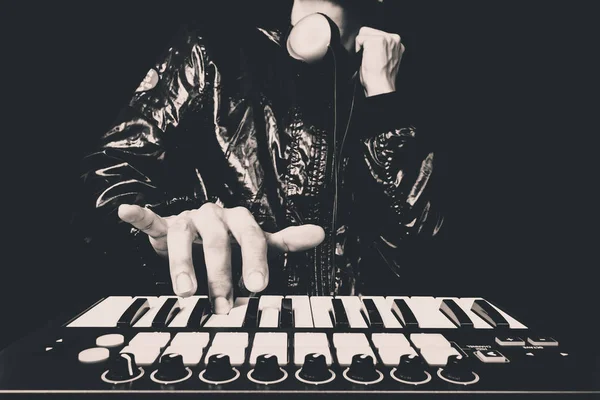 Musicista professionista o DJ mano sul sintetizzatore tastiera studio — Foto Stock